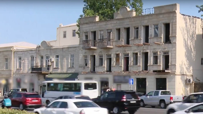 Bakıda piyadalar hər gün söküntü işləri tamamlanmayan binanın altından keçirlər