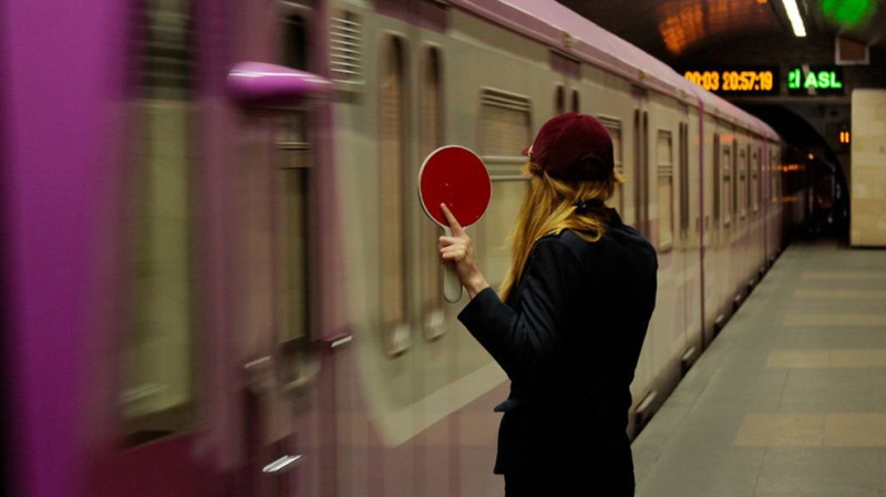 Bakı metrosunda sərnişinin ayağı qapı arasında qalıb?