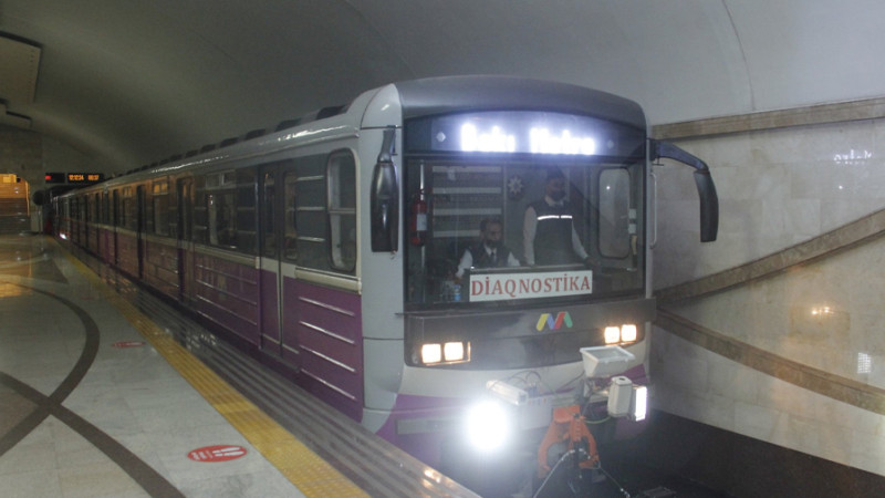 Bakı metrosunda qız huşunu itirib