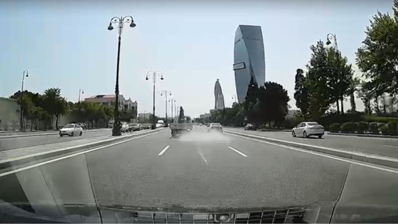 Bakıda yola düşən şüşənin parçaları insanları təhlükə altında qoyub