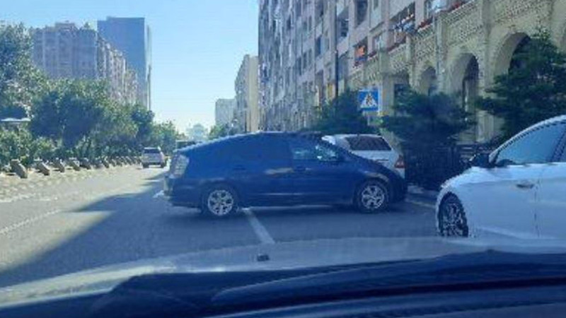 Bakıda sürücü maşını saxlayaraq yolun yarısını bağlayıb