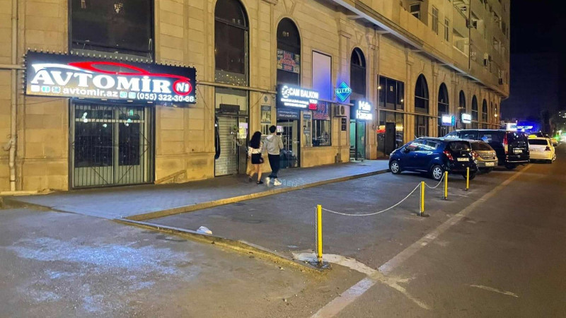 Bakıda mağaza pulsuz parkinq yerlərinə zəncirlər asıb: BNA araşdırma aparır