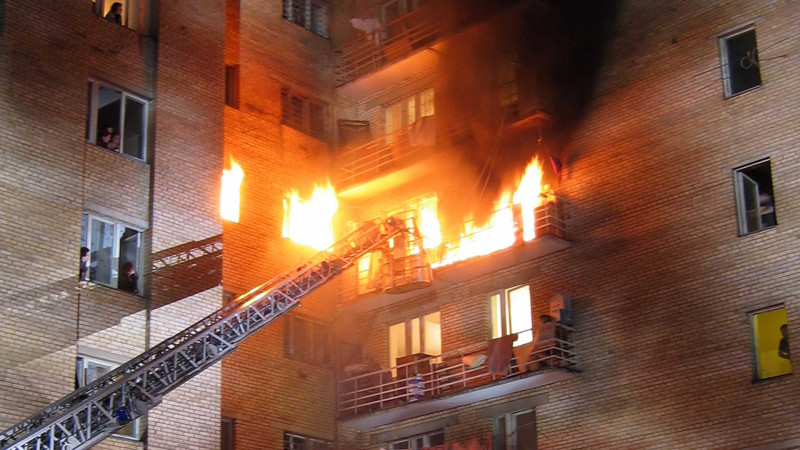Bakıda çoxmərtəbəli binada yanğın söndürülüb - YENİLƏNİB