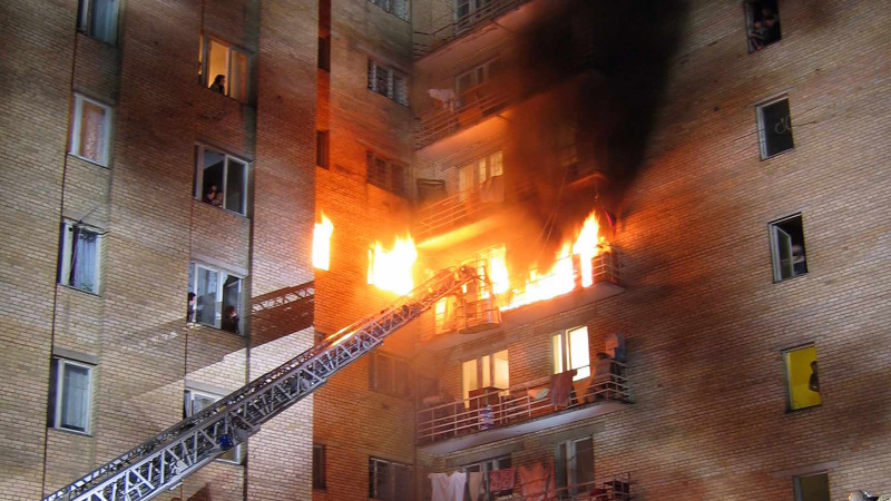 Xətai rayonunda 15 mərtəbəli binada yanğın baş verib