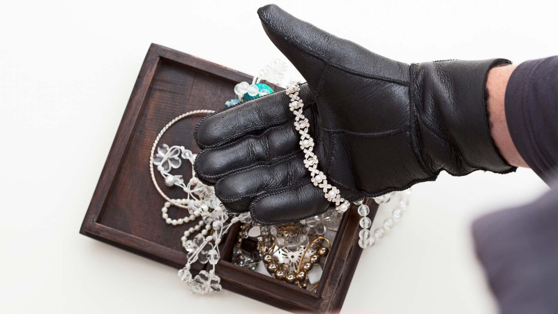 Binə qəsəbə sakinini hədələyərək oğurluq edən şəxs saxlanılıb