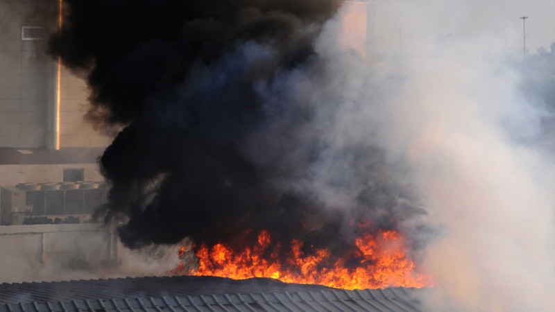 Xəzər rayonunda birmərtəbəli tikili yanıb