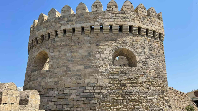 Bakının qala divarlarına qarşı vandalizm sosial şəbəkələrdə hiddətə səbəb olub