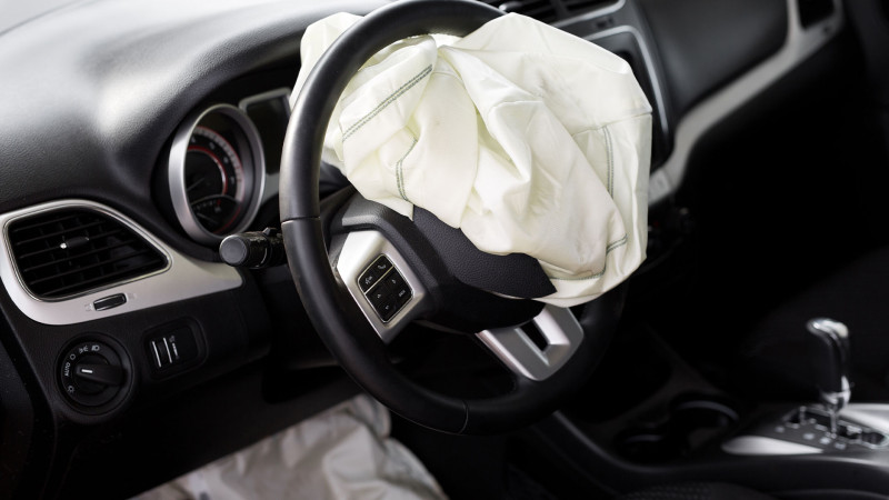 Aeroport yolunun Binədən keçən hissəsində iki avtomobil toqquşub