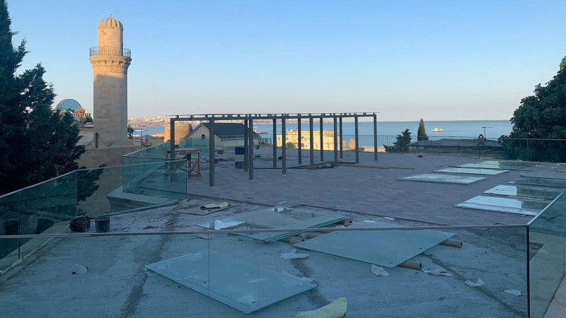 Yeni tikili Şirvanşahlar Sarayından dəniz mənzərəsini kəsir: qoruq açıqlama verib