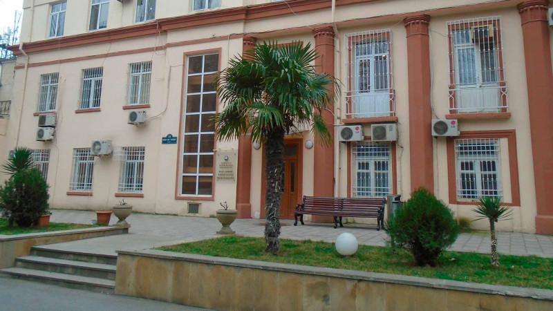 Bakıda hotellərin birində ər arvadını öldürmək istəyib