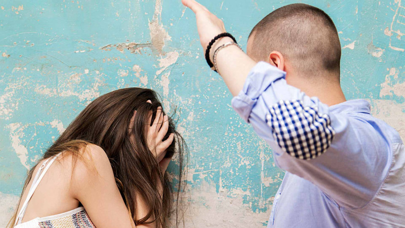 Arvadını İnstagrama görə döydü, qadın isə onu bağışladı