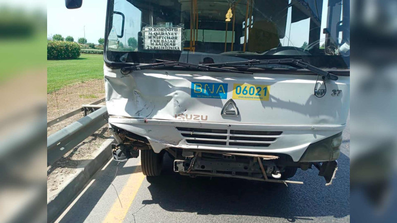 Bakıda 70 saylı marşrut avtobusu qəzaya uğrayıb