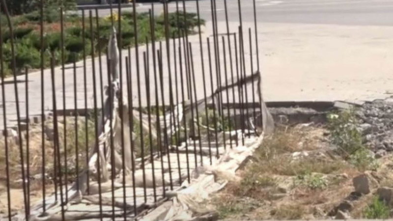 Mərdəkan-Şüvəlan yolunda inşası 10 ildən çoxdur bitməyən piyada keçidi mövcuddur