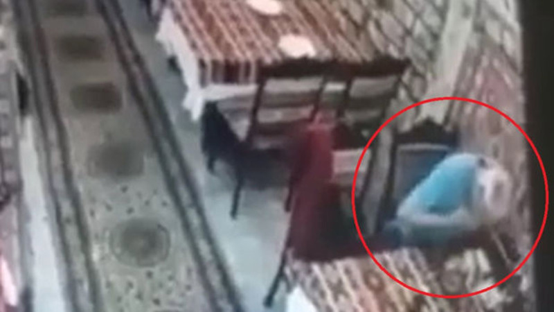 Bakıda restoranın ofisiantı qonağı xilas edib