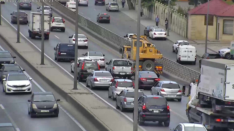Bakıda nasaz qaldırıcı krana görə yolda tıxac yaranıb