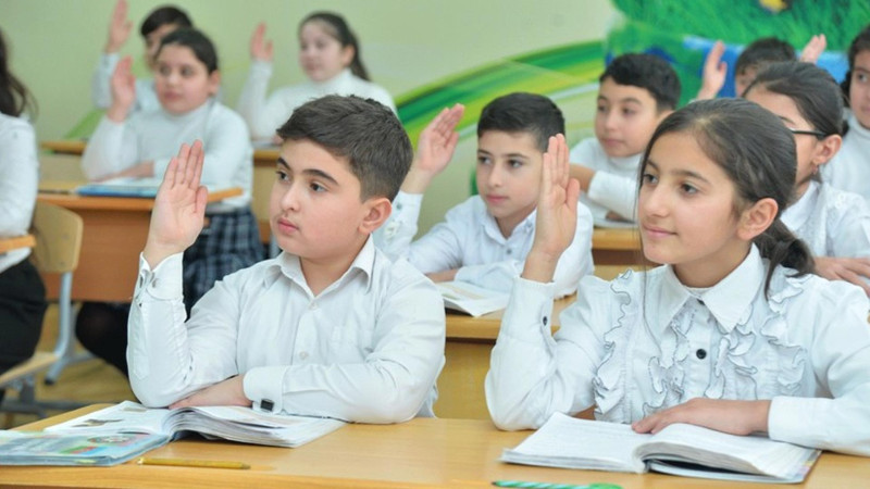 Bakıda təmayül siniflərində təhsil alan şagirdlərin sayı artıb