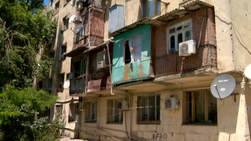 Bakıda məcburi köçkünlər uçmaqda olan binada yaşayır