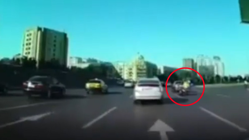 Bakıda DYP əmakdaşı motosikletlə qəzaya uğrayıb