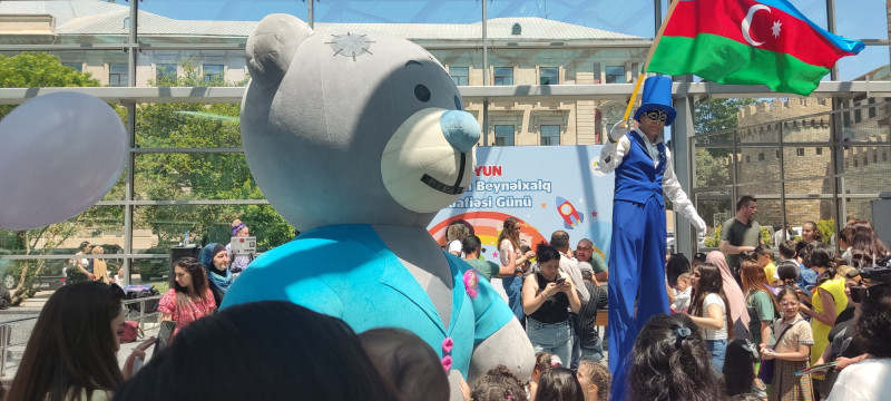 Balacaların sevinc səsləri paytaxt küçələrini bürüyüb