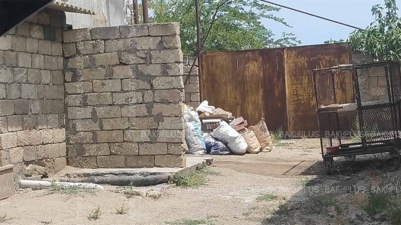 Zirə qəsəbəsinin sakinləri ərazidə zibil konteynerlərinin olmamasından şikayətçidirlər