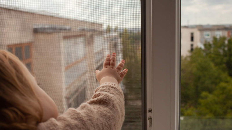 Xətai rayonunda 3 yaşlı uşaq ikinci mərtəbədən yıxılıb