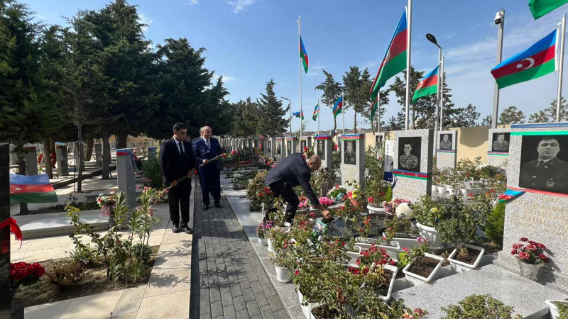 Nəsimi RİH-nin əməkdaşları Vətən müharibəsi şəhidlərinin məzarını ziyarət ediblər