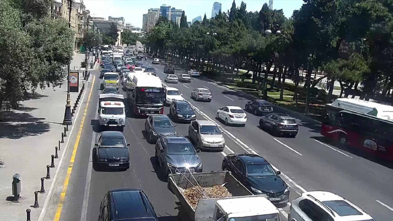 Neftçilər prospektində sıxlıq var: təmir işləri aparılır