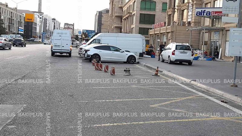 Əhməd Rəcəbli küçəsindəki dayanacaqda qanunsuz parkinq yaradılıb