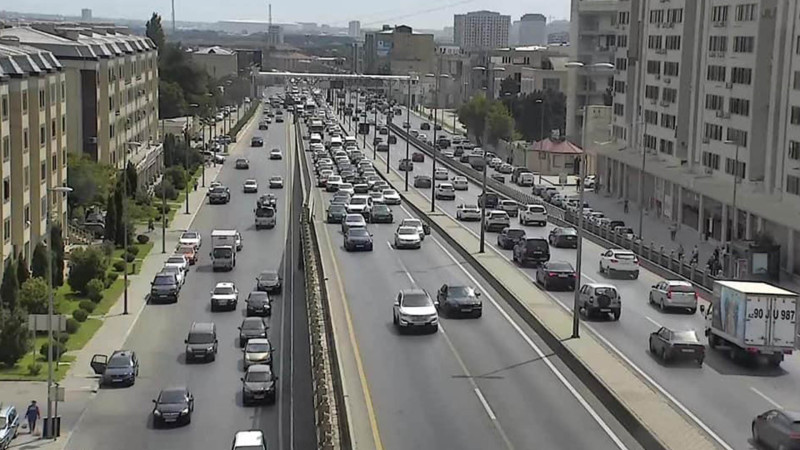Bakının əsas yollarının birində qəza nəticəsində tıxac yaranıb