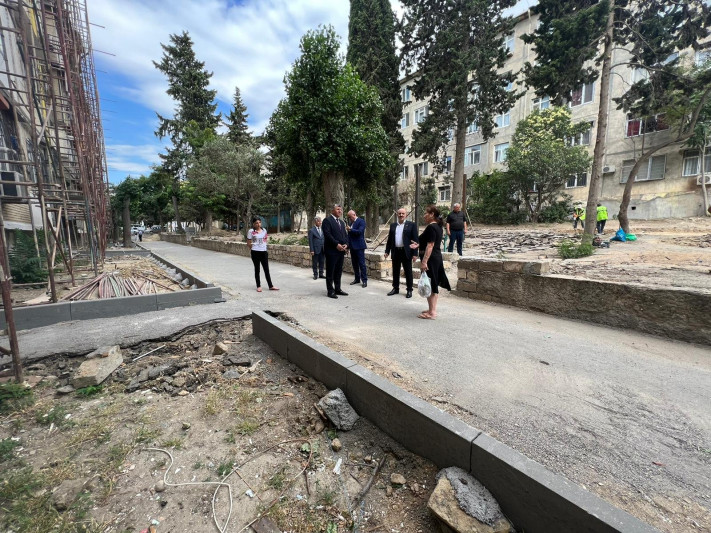 Nəsimi RİH-nin başçısı sakinlərin müraciət və təkliflərini dinləyib