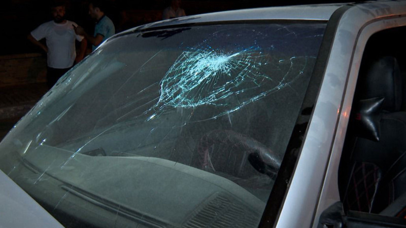 8 Noyabr prospektində avtomobil quyuya düşüb