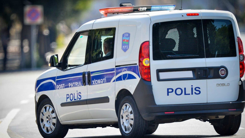 Bakı sakini cinsi azlıqla bir maşına minmək istəmədi: o, polis maşınını zədələdi