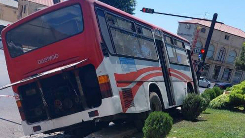 Bakıda sərnişin avtobusu qəza törədib