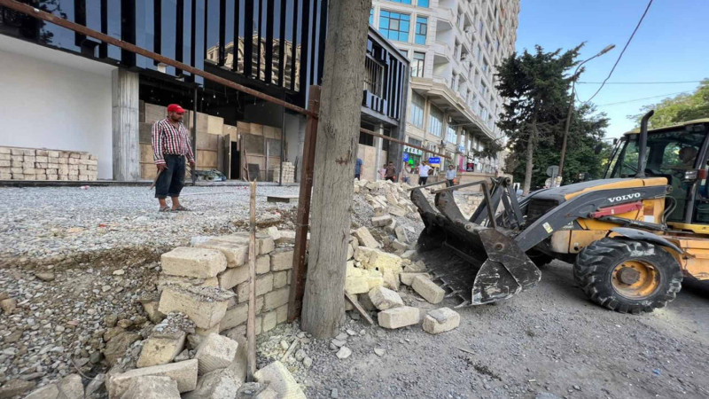 Nərimanov: Təbriz küçəsində qanunsuz tikili sökülüb