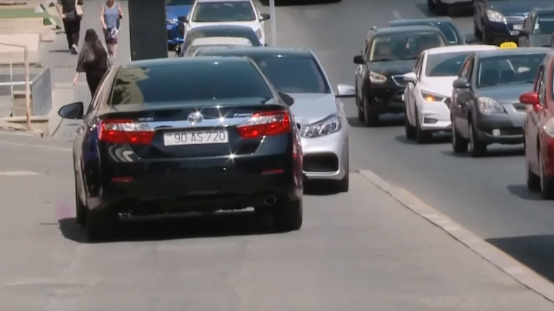 Bakıda parkinq problemi: yer olmadığına görə sürücülər avtomobilləri səkidə saxlayır