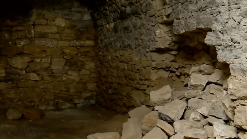 Əmircan qəsəbəsində neft bumu dövrünə aid olan tarixi tikili uçmaq üzrədir