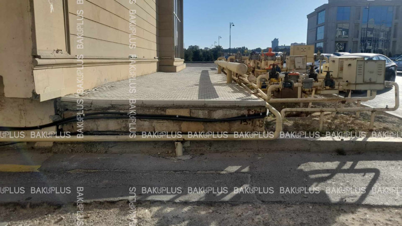 Nərimanov rayonunda piyadalar qazpaylayıcılara görə səkidən istifadə edə bilmirlər