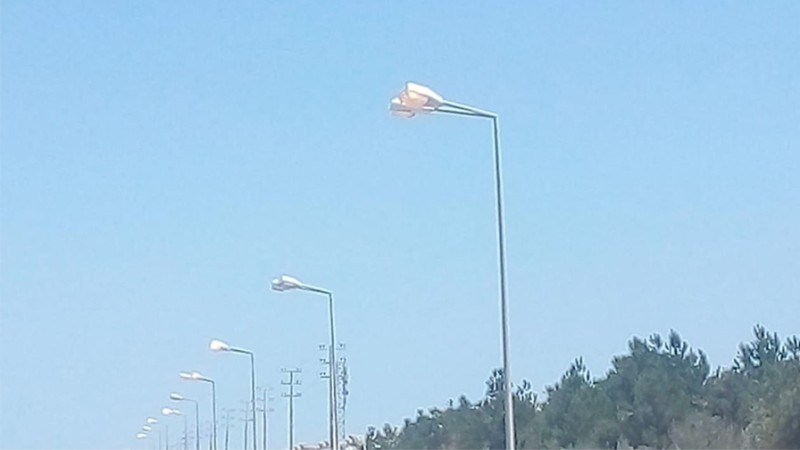 Türkan qəsəbəsi: küçələrdən birinin dirəklərində lampalar gündüz saatlarında da yanır