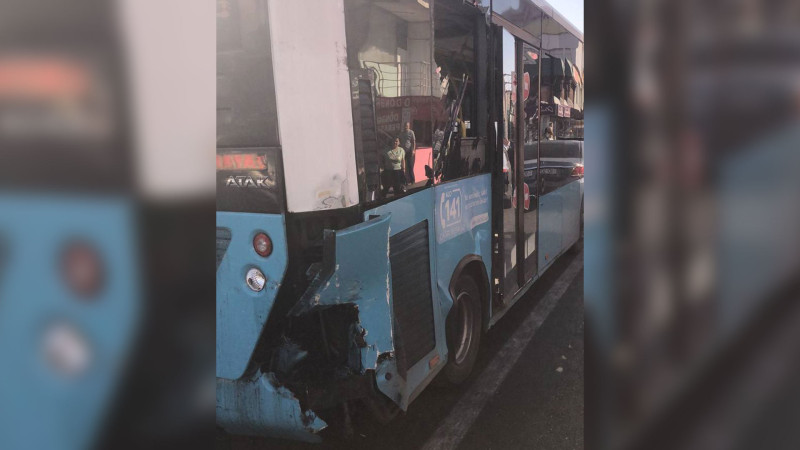 Qara Qarayev prospektində avtobus “Toyota Prius”la toqquşub: 5 nəfər xəsarət alıb