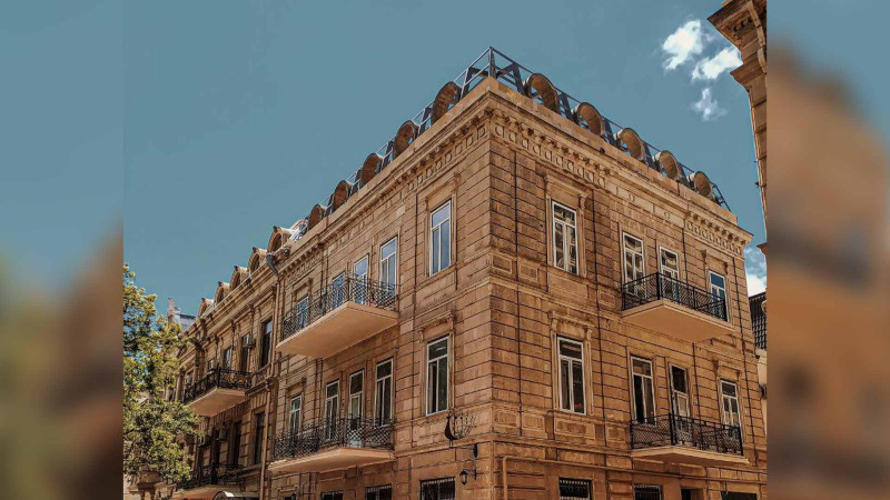 Bakının mərkəzində daha bir memarlıq abidəsi üzərində mansard tikilir