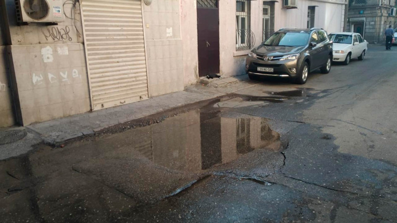 Nəsimi: Ağadadaş Qurbanov küçəsində su borusu təmir olunub