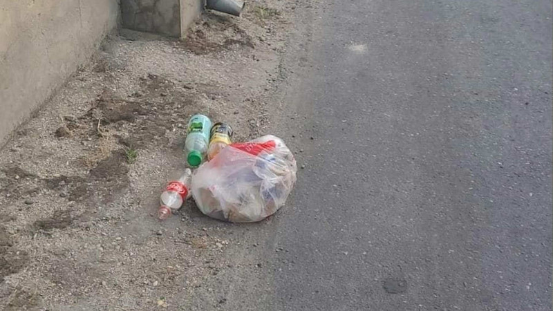 Buzovna qəsəbəsinə gələn turistlər kəndi və dəniz ətrafını zibilləyirlər
