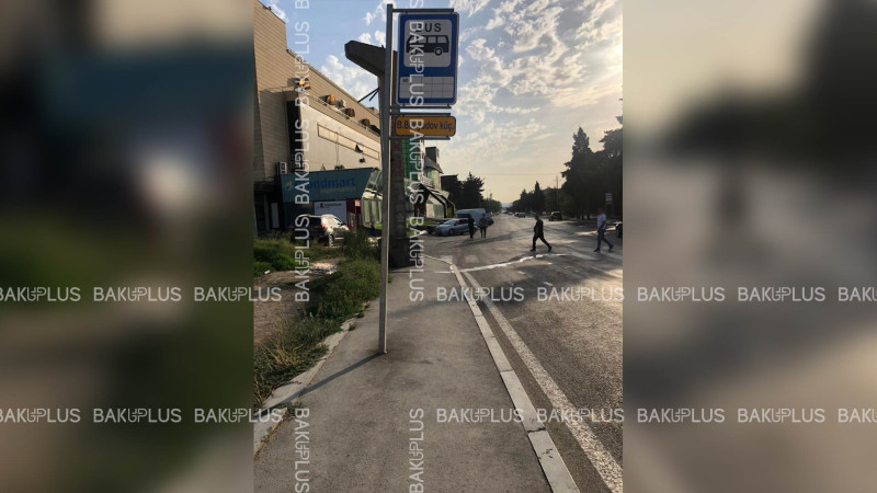 Bakıxanovda avtobus dayanacağının yanından kanalizasiya suyu axır: üfunət qoxusu sakinləri narahat edir