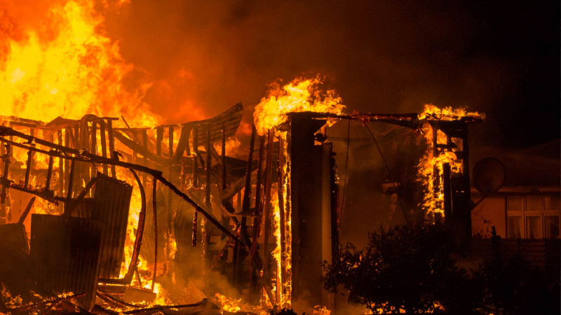 Xətai rayonunda mebel sexində yanğın olub