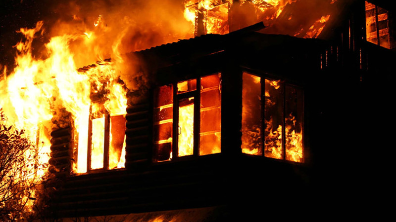 Bakıda üçmərtəbəli evdə yanğın olub