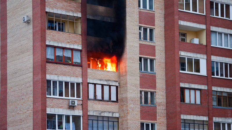 Xətai rayonunda yaşayış binasında yanğın baş verib