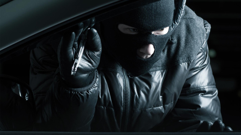 Nərimanovda sərnişin sürücünü bıçaqla hədələyərək avtomobilini qaçırıb