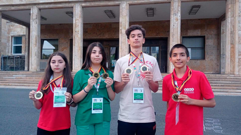 Paytaxt məktəbinin şagirdləri Almaniyadan Vətənə əlidolu qayıdıblar