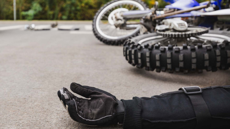 Bakıda motosiklet idarə edən 17 yaşlı gənc qəza törədib
