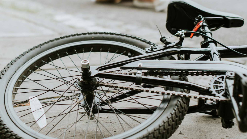 Nərimanovda avtomobil velosipedçini vurub